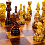 Шахматный ларец из березового капа с янтарными фигурами 42х42 см, фотография 5. Интернет-магазин ЛАВКА ПОДАРКОВ