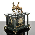 26151/зел Нат камень СЕЙФ с часами"Лошади"Зеленый Мрамор, Бронза, позолота, 52*43*33см
