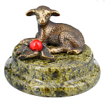 Статуэтка из бронзы и камня "Ягненок с цветком"