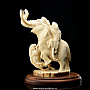 Скульптура "Охота саблезубых тигров на мамонта" на подставке, фотография 1. Интернет-магазин ЛАВКА ПОДАРКОВ
