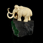 /В464 Изделия из кости Композиция "Мамонт" Кость Бивень мамонта, уваровит В464