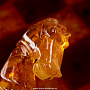 Шахматный ларец с фигурами из янтаря "Старый замок", фотография 6. Интернет-магазин ЛАВКА ПОДАРКОВ