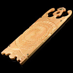 0058976 ДОСКА ПИРОЖКОВАЯ В СТИЛЕ МОДЕРН дл.87см сосна/липа, лак. чеканка-вставки 