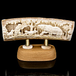 0019066 Бивень мамонта  Экран "Охота на медведя" 