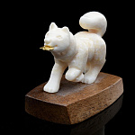 /В311 Изд. из кости Скульптура"Лайка с самородком(сертификат)"Клык моржа, самородок, дерево