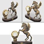 0139233/часы Бронза Скульптура "Пегас"средний подст.дерево