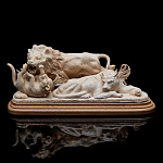 0019067 Бивень мамонта Скульптура "СЕМЕЙНАЯ ИДИЛИЯ" 25*13,5*11см