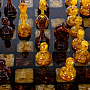 Шахматный ларец с инкрустацией и фигурами из янтаря 65х65 см, фотография 7. Интернет-магазин ЛАВКА ПОДАРКОВ