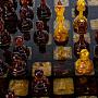 Шахматный ларец с инкрустацией и фигурами из янтаря 65х65 см, фотография 6. Интернет-магазин ЛАВКА ПОДАРКОВ