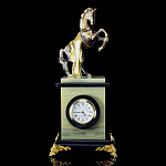 9143/0028759/ФР Нат.камень ЧАСЫ" Конь с попоной" в ассортименте разл.камень