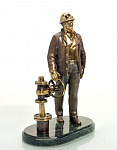 Скульптура "Работник нефтегазовой отрасли"